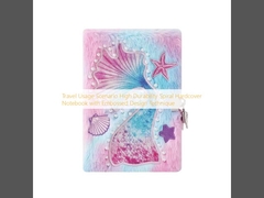 エンボス加工技術を施した、耐久性の高いスパイラルハードカバーノート（旅行用途向け）